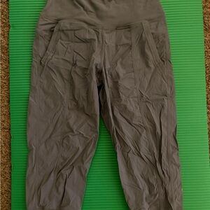 Lululemon In Flux crops Capri High-Waisted jogger pants size 6